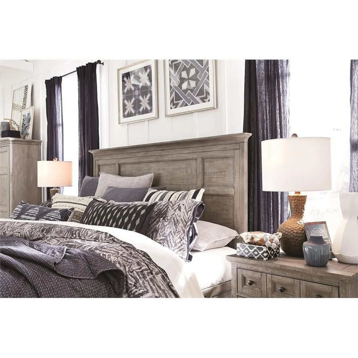 King Panel Bed with Regular Rails in Mahogany Y39680