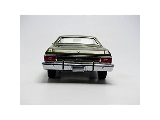 1976 Ford Gran Torino Metallic Vehicle 1:18 Scale Dark Green R2567