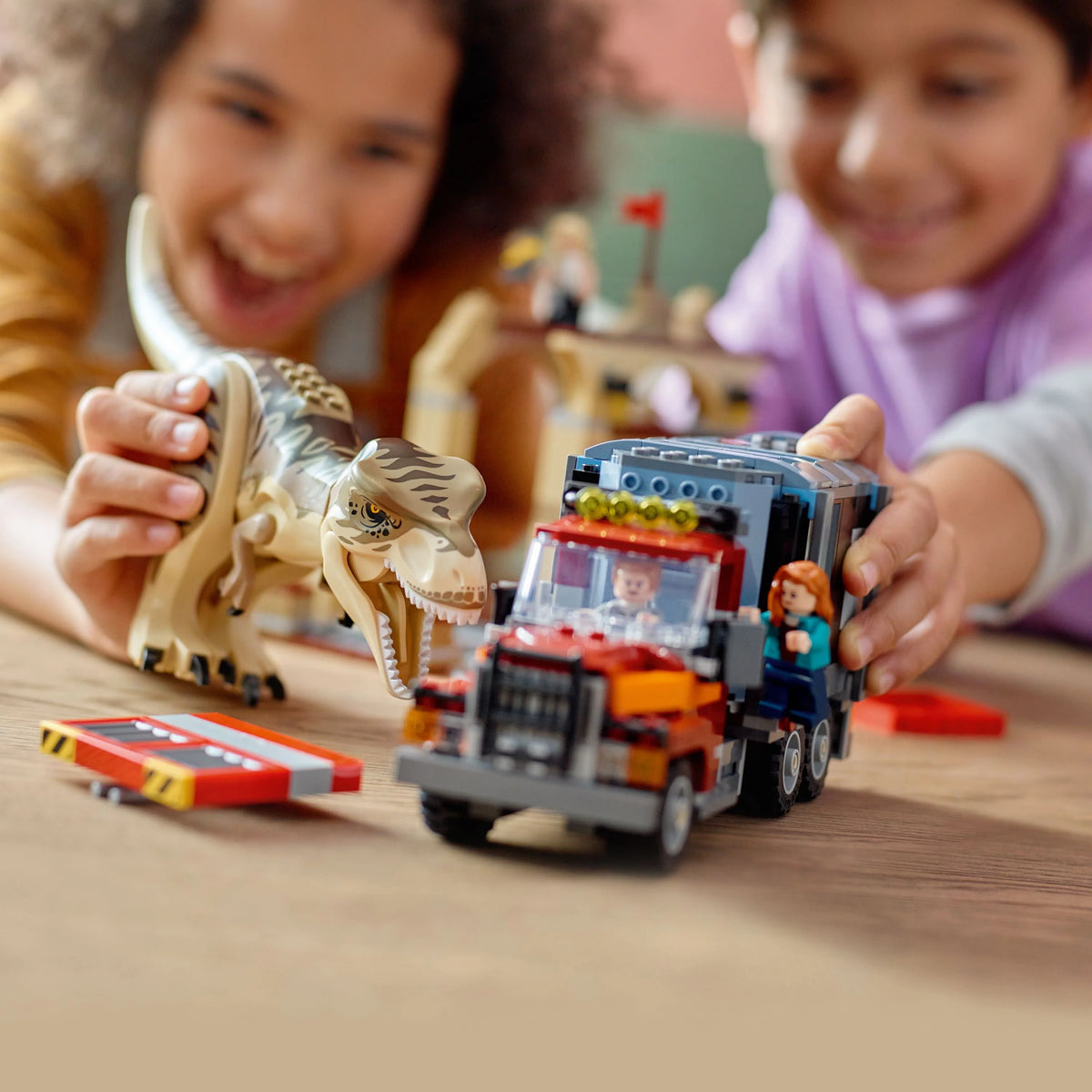 Jurassic World Dinosaur Breakout Toy with 4 Minifigures T1550