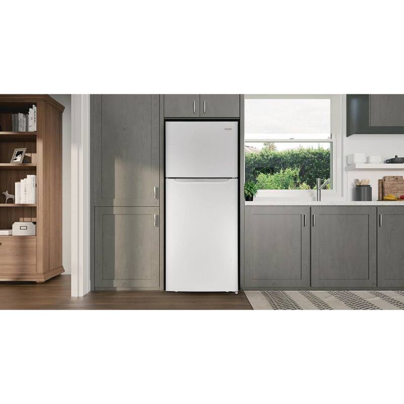 White 17.6 cu. ft. Top Freezer Refrigerator B1836